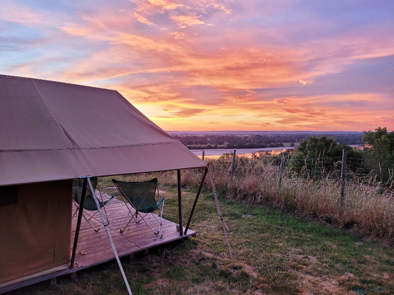 Onze tent met de zonsopkomst boven de Loire
