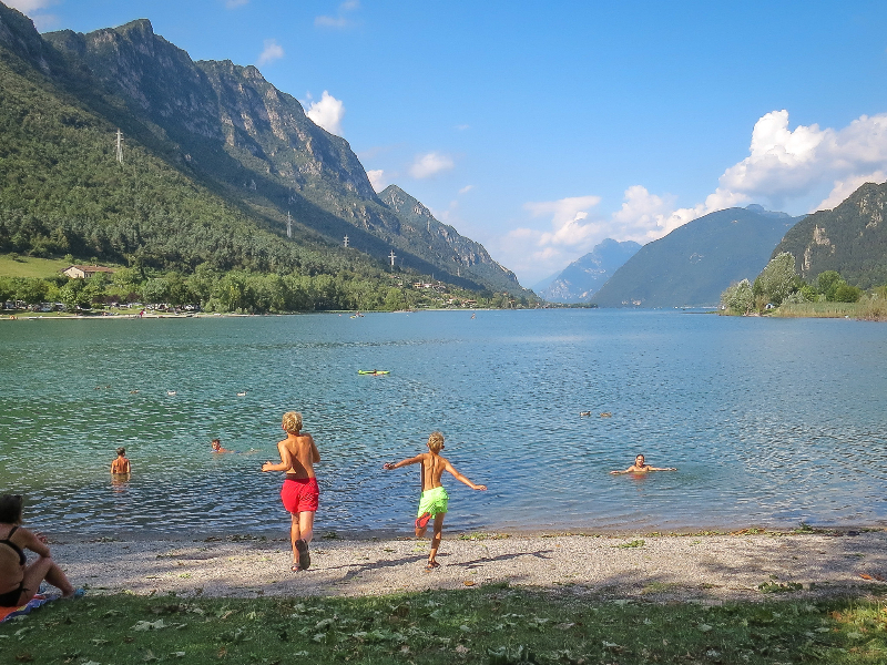 Onze kinderen rennen het meer in tijdens een vakantie in Italië