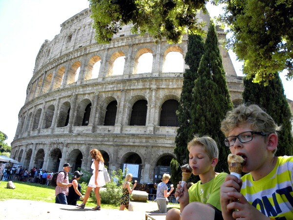 Zeb en Tycho genieten van een ijsje voor het Colosseum