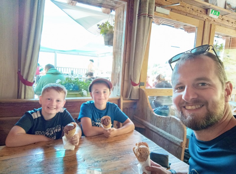 IJsje eten bij berghut les Barmettes