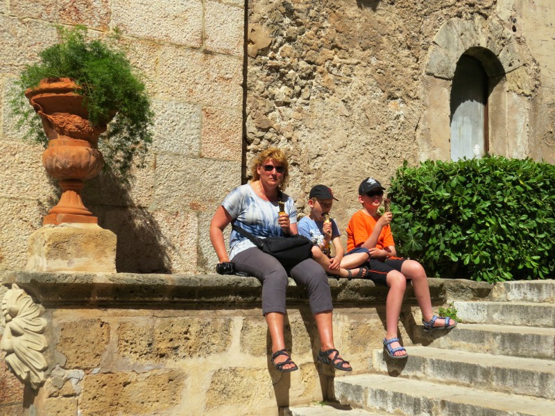 We eten een ijsje in de oude stad van Palma de Mallorca