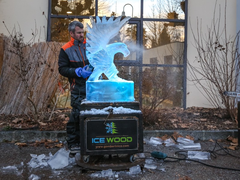 Nicolas Gombert van IceWood aan het werk tijdens een workshop ijsbeeldhouwen