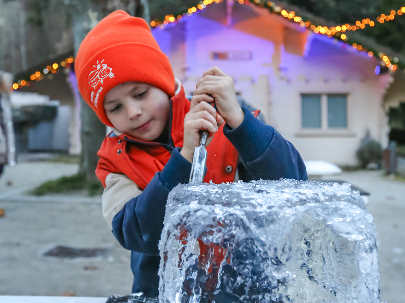 De kinderen van Elisabeth mogen een ijssculptuur maken tijdens een workshop voor kids naast het hotel
