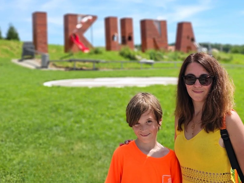 Kim en haar zoon bij Ikuna Naturresort en Erlebnispark