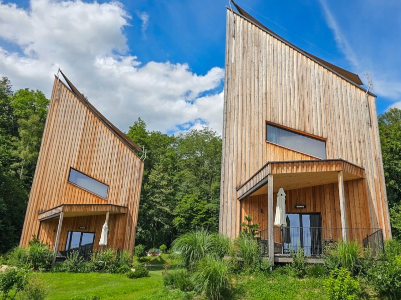 De luxe sterrenhemelchalets van buitenaf gezien.