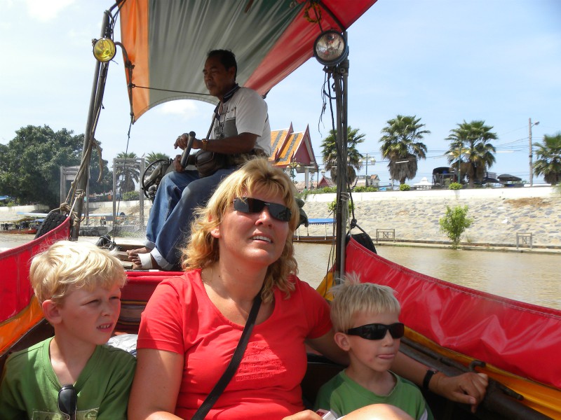 We gaan in de boot langs verschillende attracties
