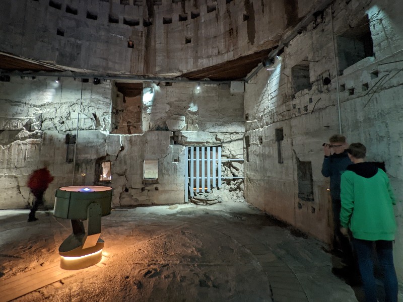 Zeb en Tycho luisteren naar de verhalen in de Tirpitz bunker