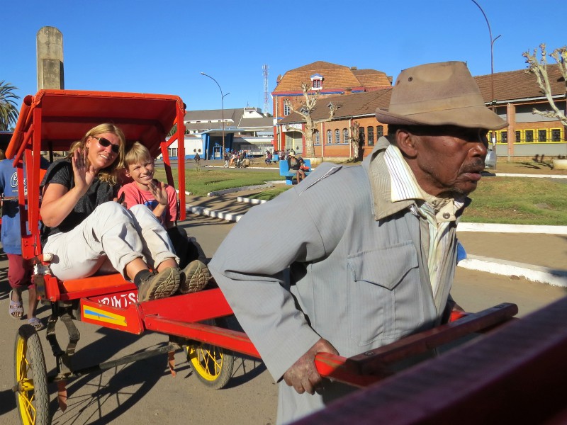 Sabine en Tycho in een pousse-pousse in Antsirabe