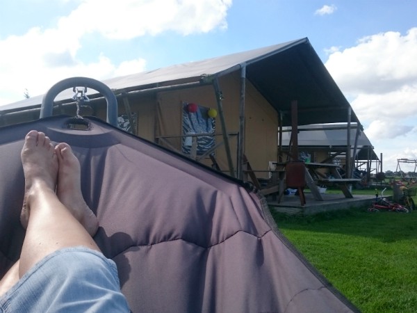 Glamperen met kinderen in een luxe tent