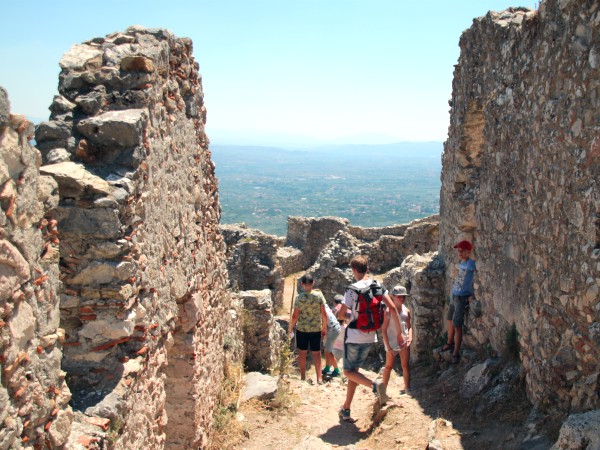 Klimmen en klauteren in het kasteel van Mystras