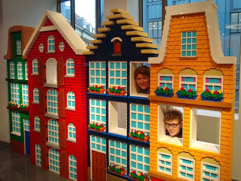 Sabine en Zeb bij de Amsterdamse grachtenhuisjes in de Lego store