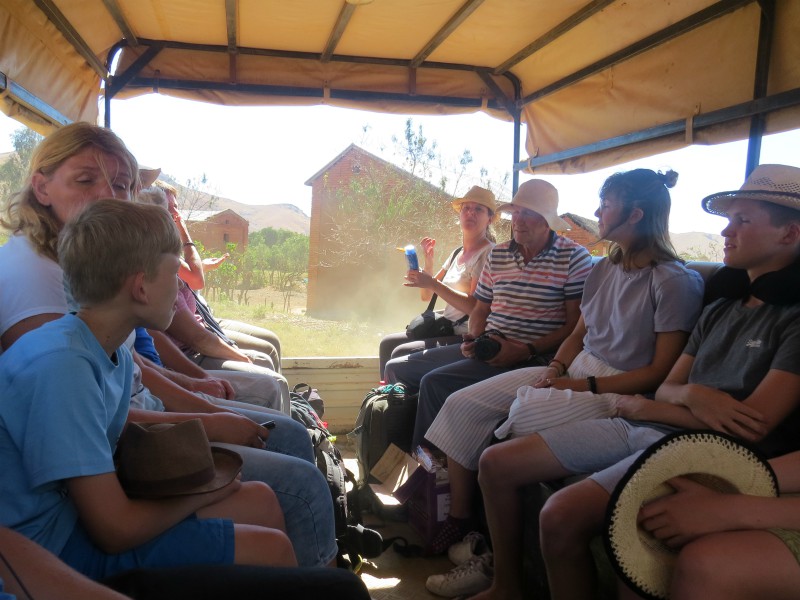 Hobbelen in de overland truck naar Tsara Camp