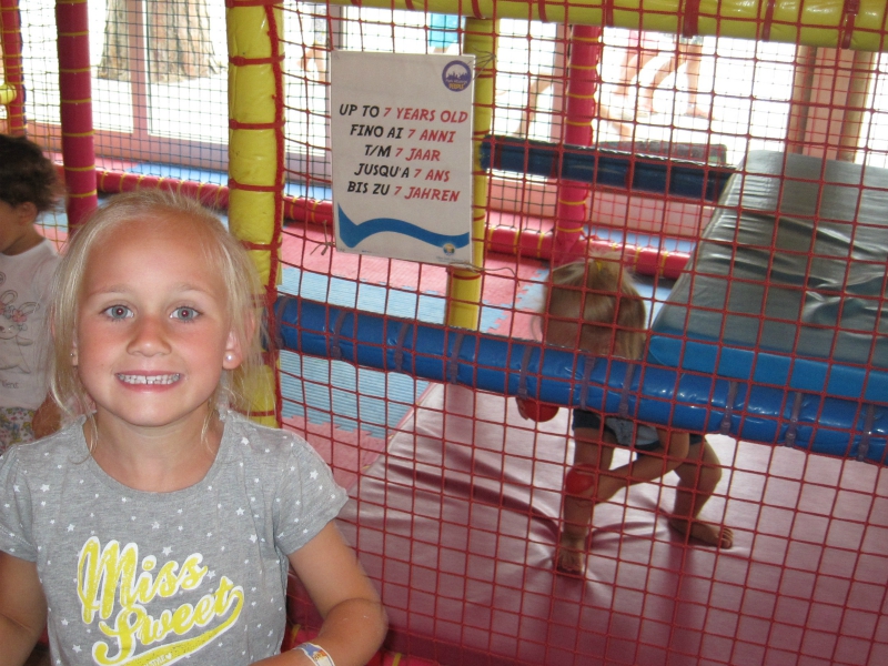 Kids spelen in het overdekte speeltuintje