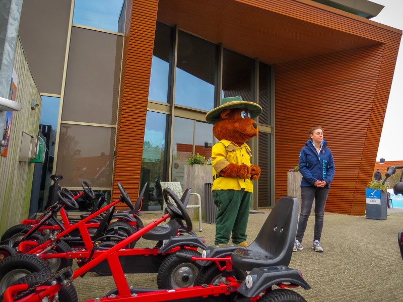Bollo verwelkomt ons bij de ingang van het centrumgebouw