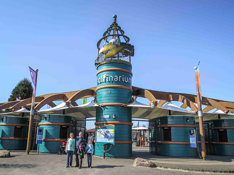 Hier staan wij bij de ingang van Dolfinarium