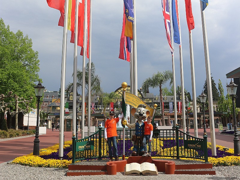 De jongens bij de ingang van Europa-Park