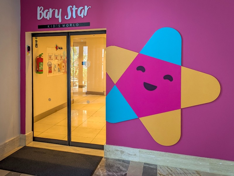 De ingang van de Kinderopvang en Kids club ruimtes van Anda Barut