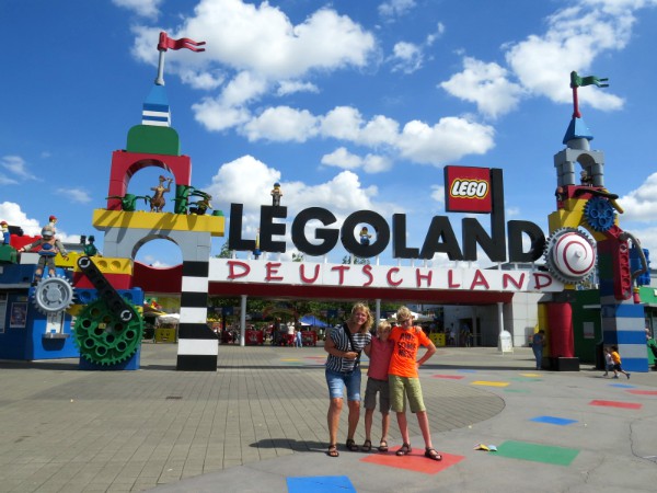 Even poseren bij de ingang van Legoland Duitsland