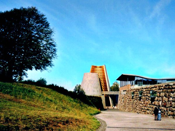 Ingang van themapark Vulcania in de Auvergne