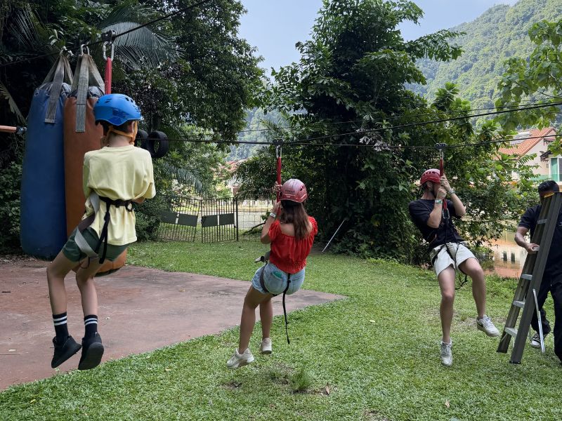 Ziplinen over het meer in Sunway Lost World of Tambun Adventure Park