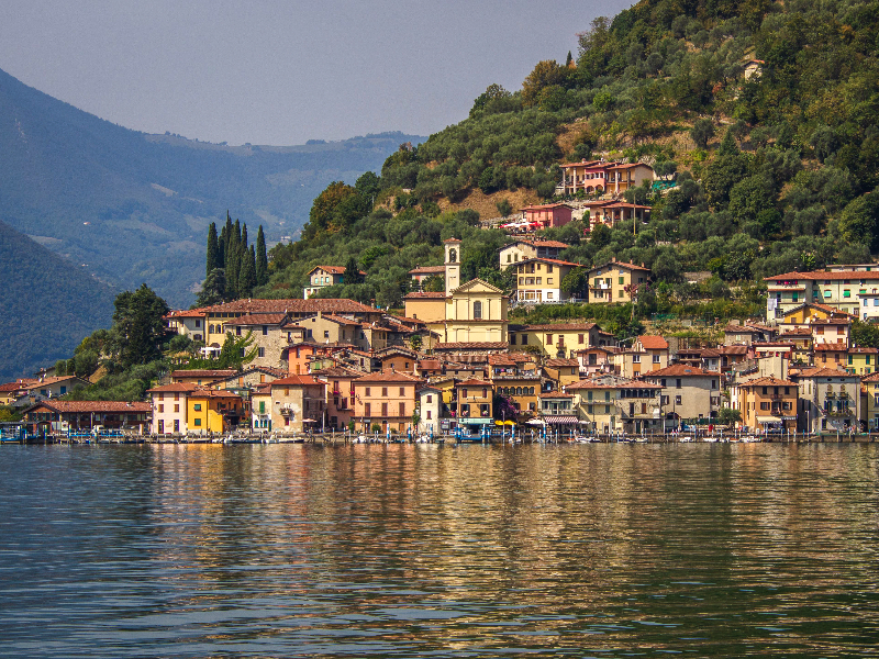 Het plaatsje Iseo aan het gelijknamige Iseomeer.