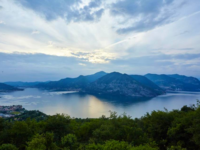Het heerlijke Iseomeer is een kindvriendelijke bestemming in de Noord-Italiê. Lees hier over de leuke dorpjes, stranden en campings rond het meer!