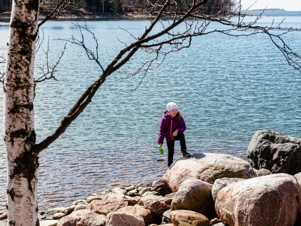 Klimmen op de rotsen langs een meer in Finland