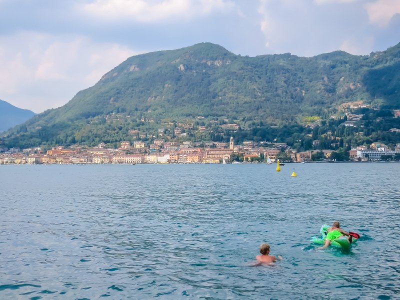 Onze kinderen zwemmen in het Gardameer in het Noorden van Italië tijdens een vakantie hier