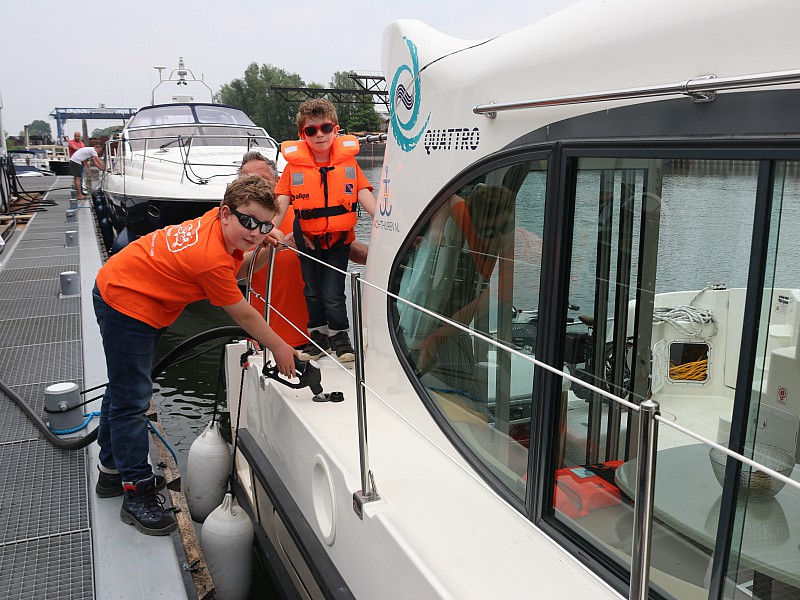 Helpen met aftanken!