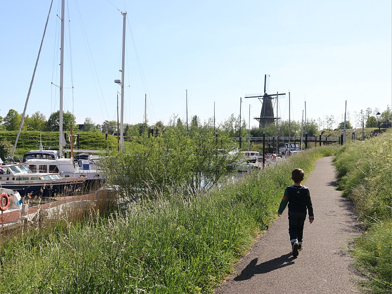 De jachthaven in Woudrichem met zicht op de molen