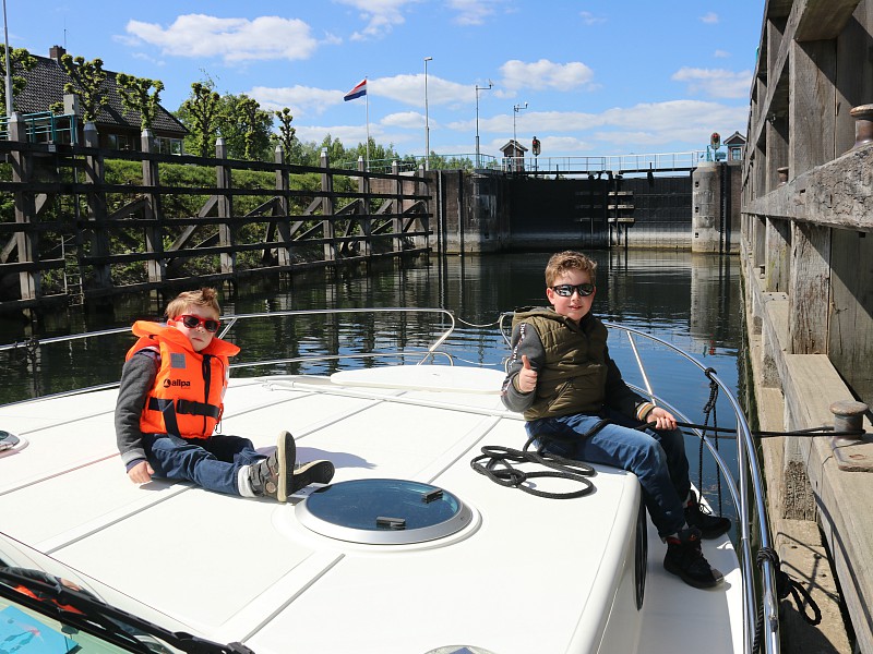 De kids helpen ijverig mee met het schutten in de sluis bij Woudrichem