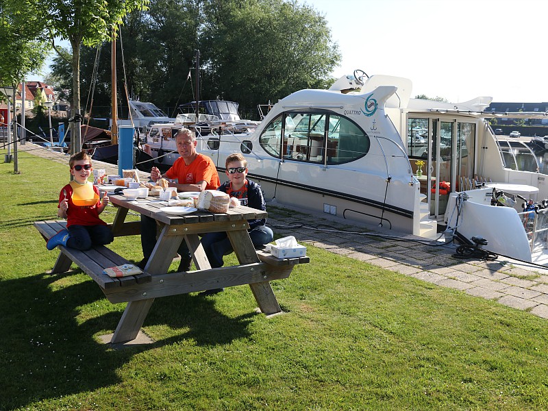 Lekker ontbijten in het zonnetje naast onze boot