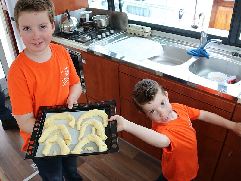 Moederdag op de boot....helemaal zèlf lekkere croissantjes bakken voor mama!