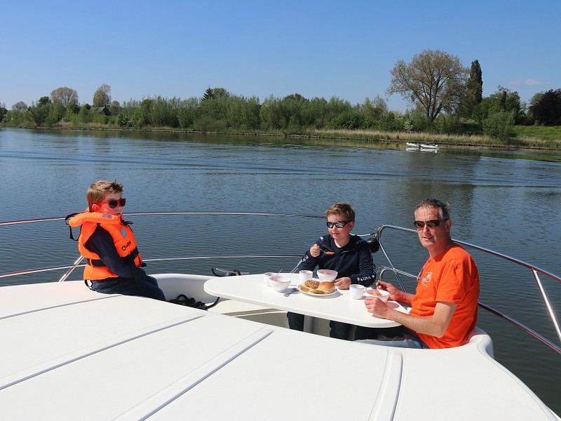 Lunchen in een baaitje aan ons tafeltje in de boeg!