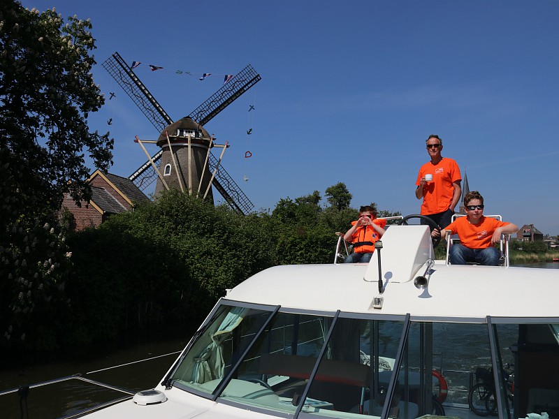 We varen langs de molen bij Woudrichem