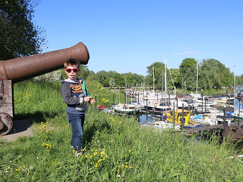 Zicht op de jachthaven vanaf de vestingwal