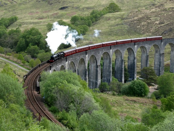 Stoomtrein door de highlands van Schotland