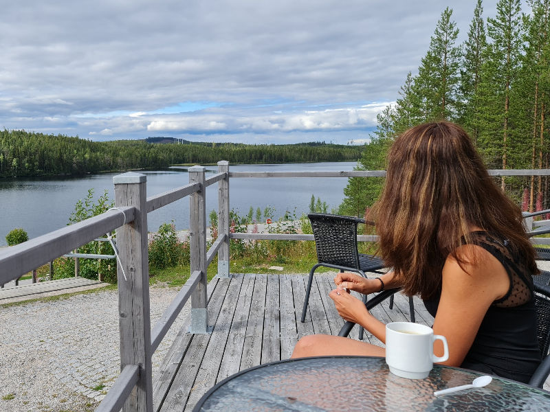 Lekker in het zonnetje zitten bij het plaatsje Jokkmokk, net boven de poolcirkel in Zweeds Lapland