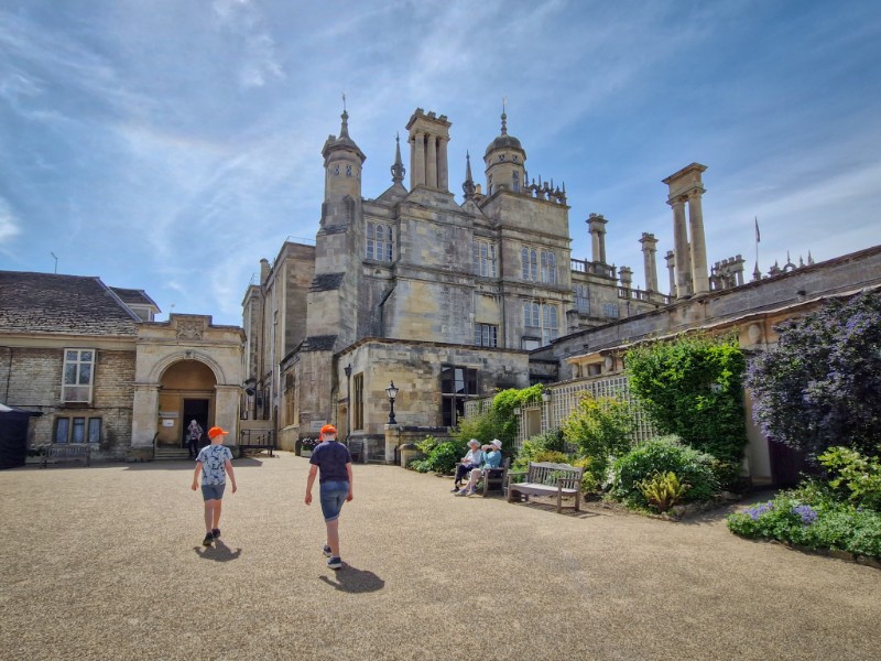 De binnenplaats van Burghley House. In de hoek een paar Engelse dames met dito hoedjes.