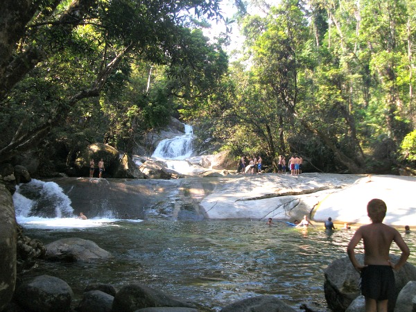 Zwemmen bij Josephine Falls met natuurlijke glijbaan