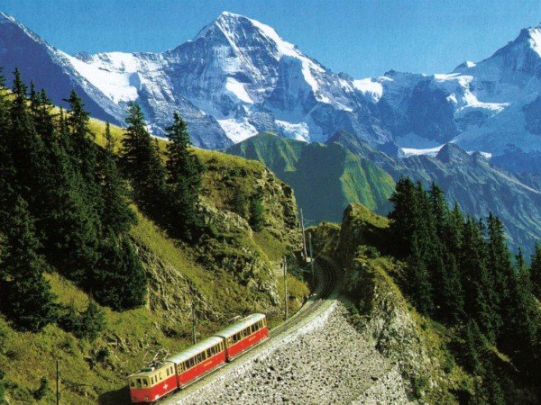 Prachtige treinrit door de Zwitserse bergen