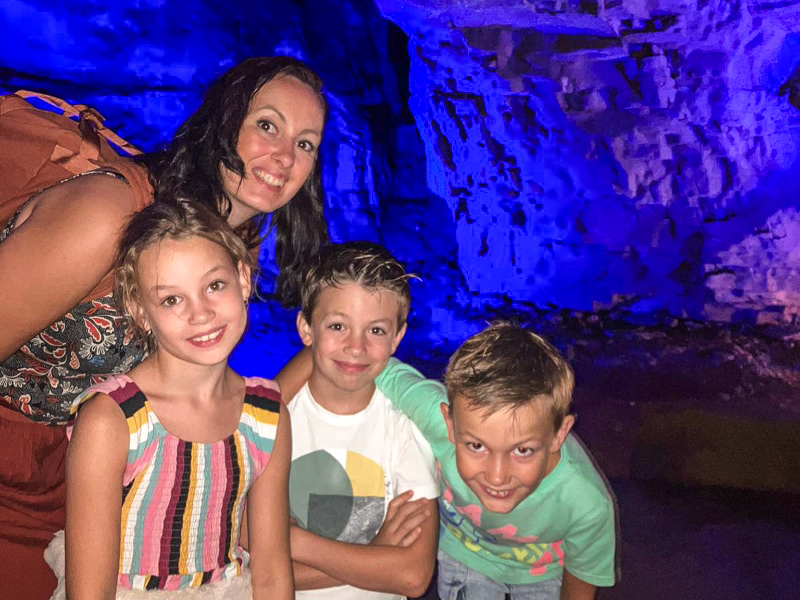 Ellen en haar kids tijdens een bezoek aan de grotten van Baume-les-Messieursin de Franse Jura