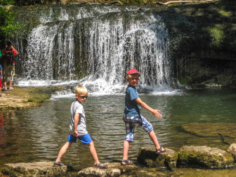 Onze jongens bij de spectaculaire watervallen van Herisson