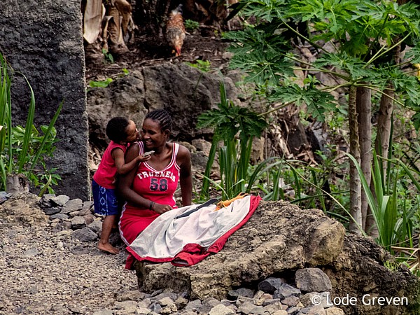Moeder met zoon in de natuur van Kaapverdië