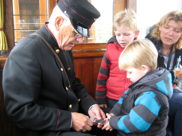 Kaartje knippen in de stoomtram Hoorn-Medemblik