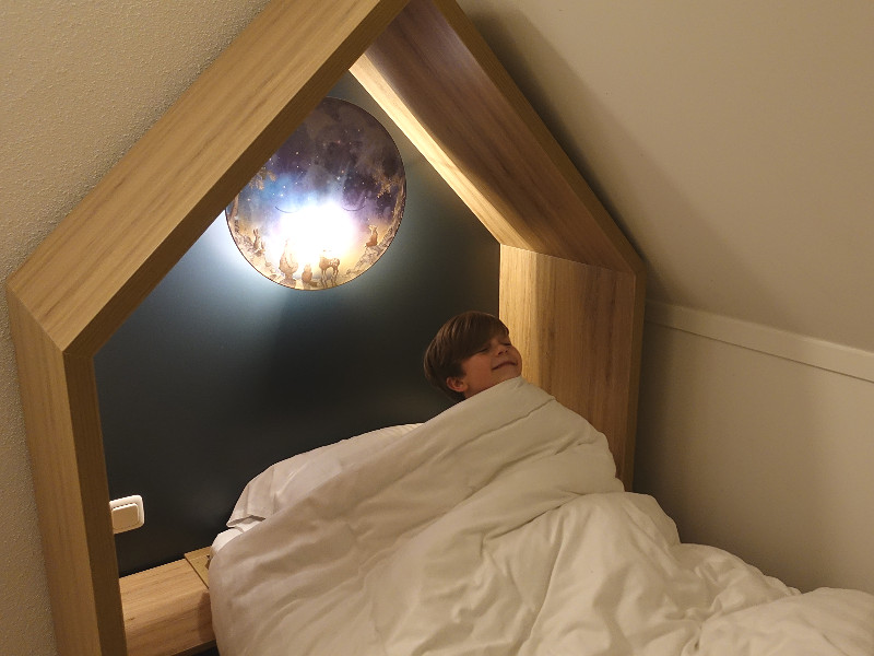 Duuk in bed met de magische lamp aan