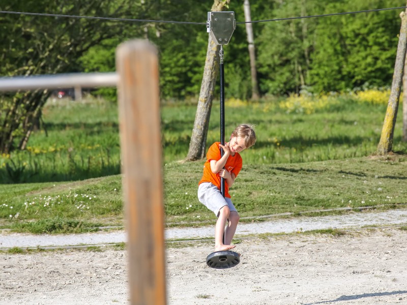 Kind zoeft aan de kabelbaan door recreatiegebied de Groene Ster in Friesland, vlakbij Leeuwarden