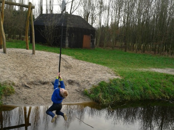 Kabelbaan over een slootje in recreatiegebied bij Maarssen