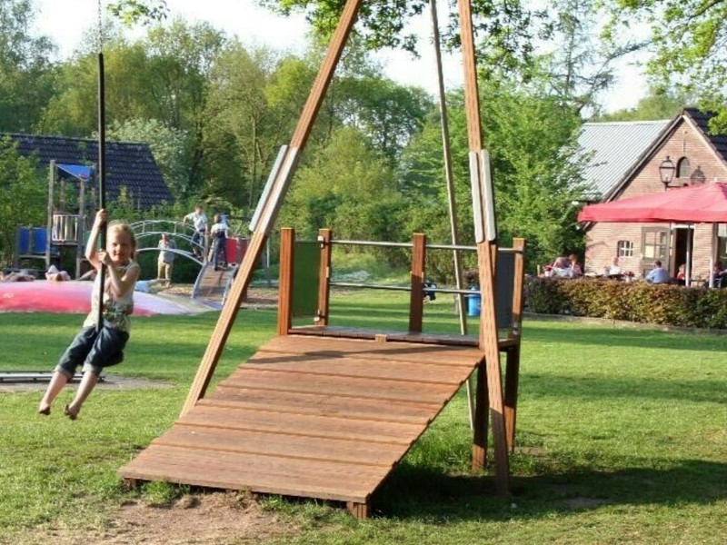 Spelen bij het buitencentrum Sallandse Heuvelrug