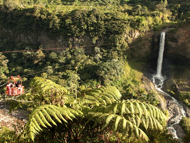 Kabelbaantje naar de waterval bij Baños